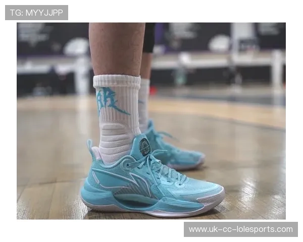 足球球星如何选择搭配球袜与球鞋的技巧与背后意义解析